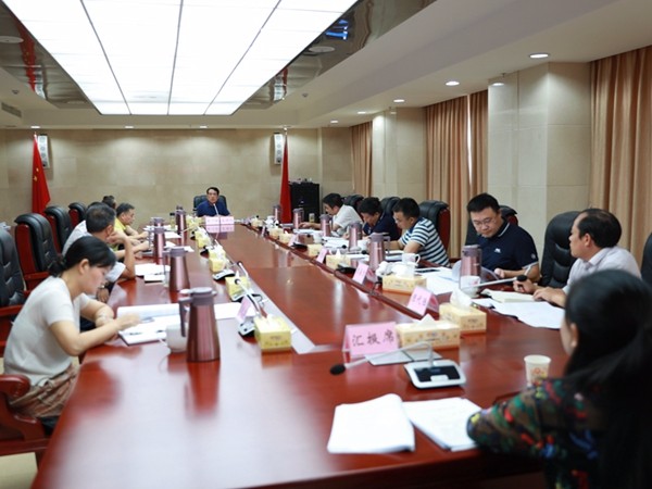 康月林主持召开县委常委会会议