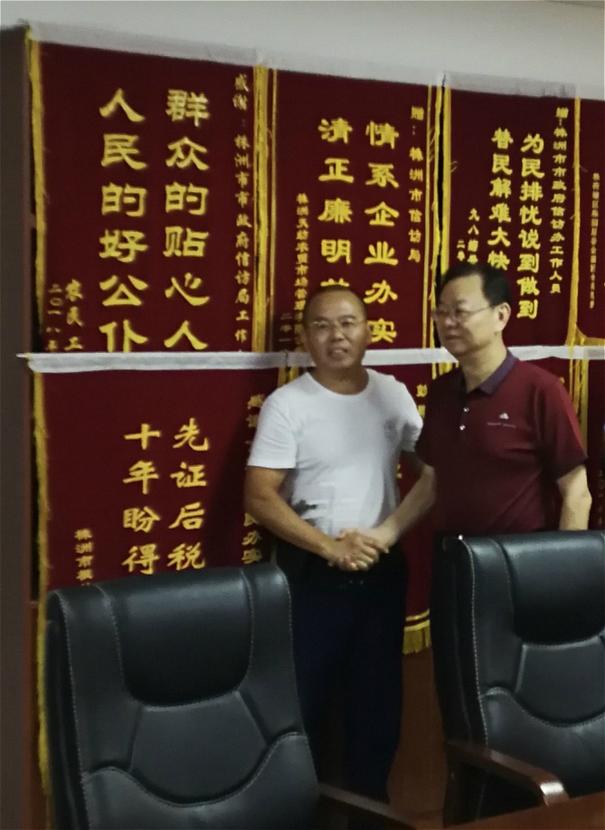 株洲市人民政府副市长、市公安局局长李晓葵到市信访局接待群众来访