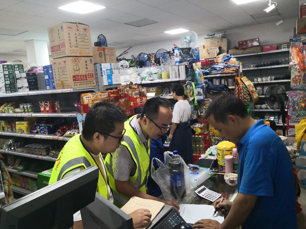 区发改局积极参与社区平安夜巡