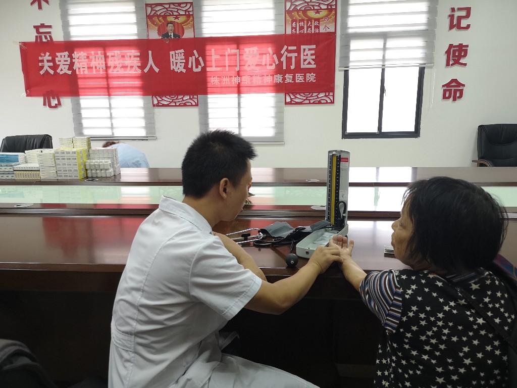 区残联：为精神残疾人“送医、送药、送法”