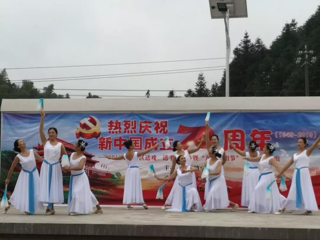 2019年天元区文化馆送戏、送书画下乡惠民活动走进三门镇白石村！