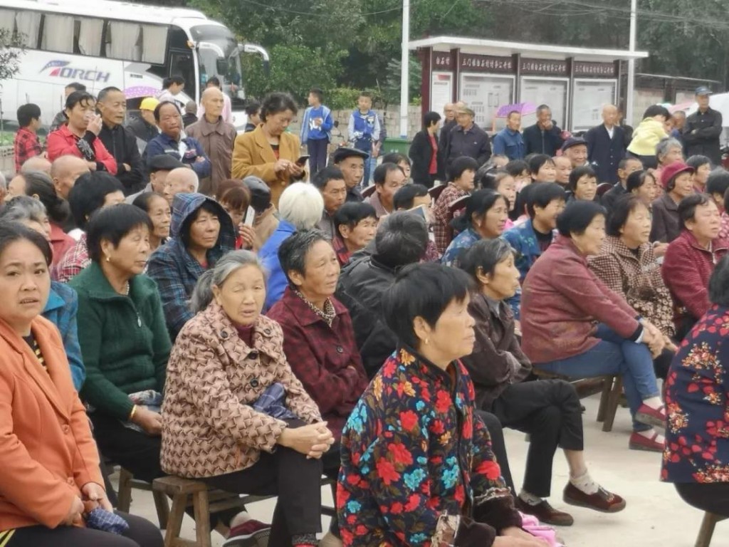 2019年天元区文化馆送戏、送书画下乡惠民活动走进三门镇白石村！