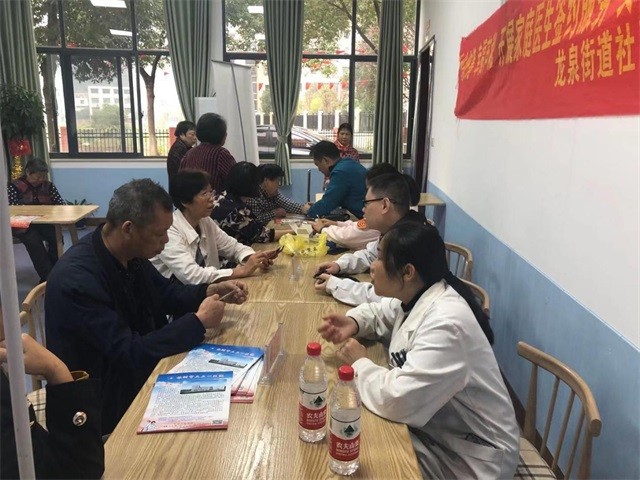义诊服务在身边，健康活动暖人心
