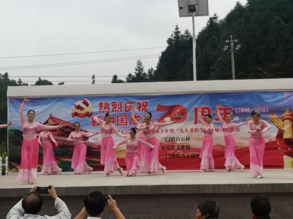 2019年天元区文化馆送戏、送书画下乡惠民活动走进三门镇白石村！