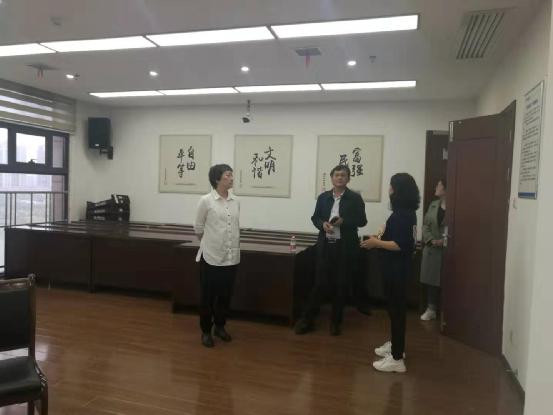 新疆吐鲁番市文化馆馆长阿力木来区文化馆参观交流