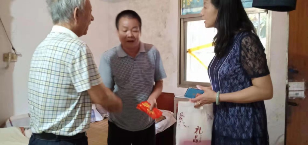 重阳节，慈善爱心人士走访慰问高龄老人