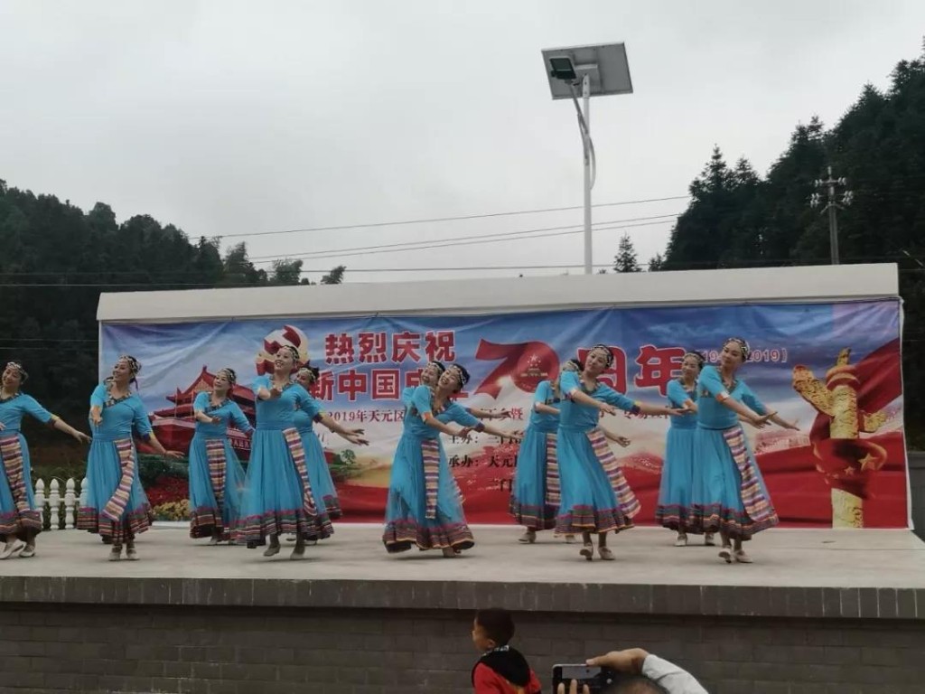 2019年天元区文化馆送戏、送书画下乡惠民活动走进三门镇白石村！