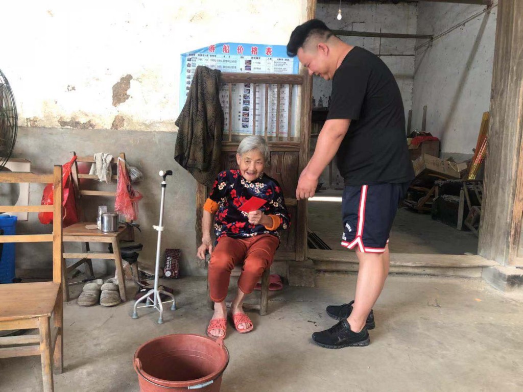 重阳节，慈善爱心人士走访慰问高龄老人