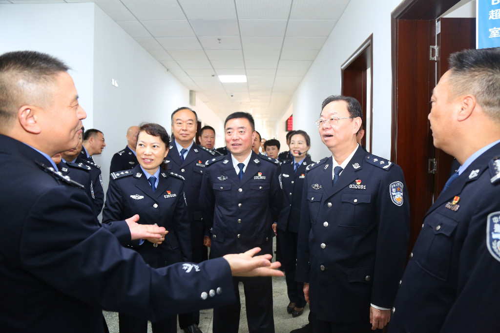 李晓葵及在家局领导视察市监管中心并参加揭牌仪式
