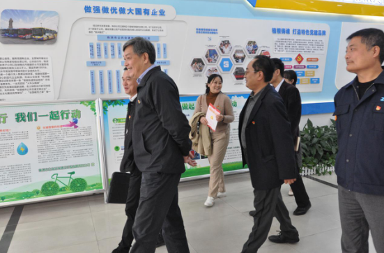 市国资委党委书记、主任吴晓光参观市公交公司党建文化宣传墙