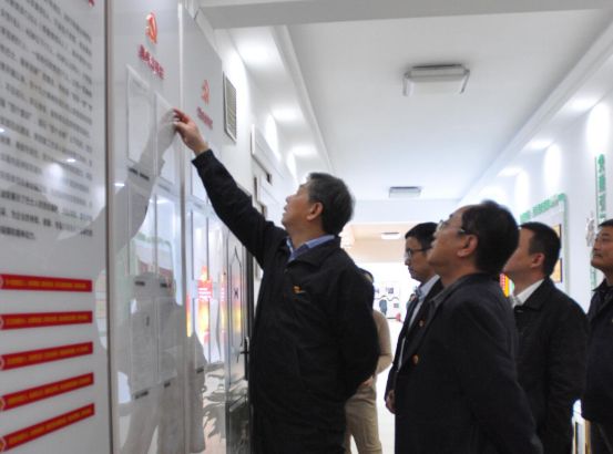 市国资委党委书记、主任吴晓光参观市公交公司党建文化宣传墙
