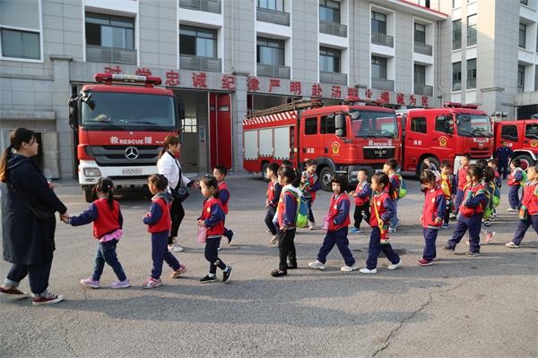 探秘栗雨消防中队 ——天元区火炬幼儿园参观消防队活动