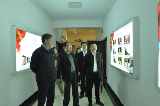 市国资委党委书记、主任吴晓光参观市公交公司党建文化宣传墙