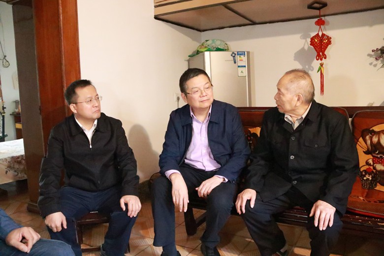 省委组织部副部长蔡建和一行来荷塘区慰问主题教育学习之星曾汉臣