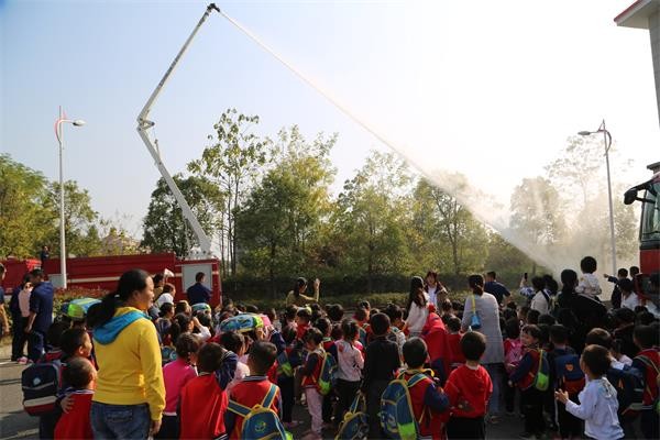 探秘栗雨消防中队 ——天元区火炬幼儿园参观消防队活动