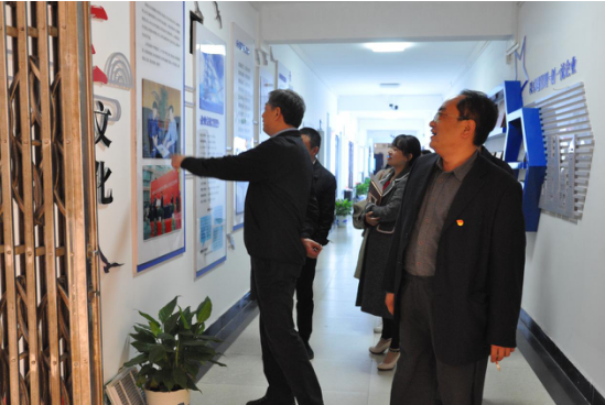 市国资委党委书记、主任吴晓光参观市公交公司党建文化宣传墙