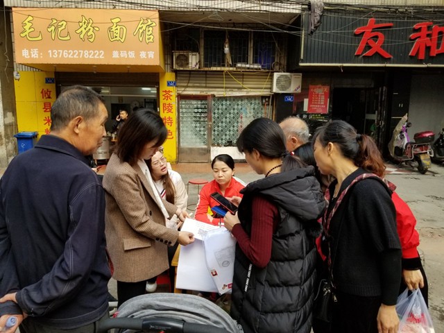 龙泉街道开展2020年医保和就业政策宣传活动