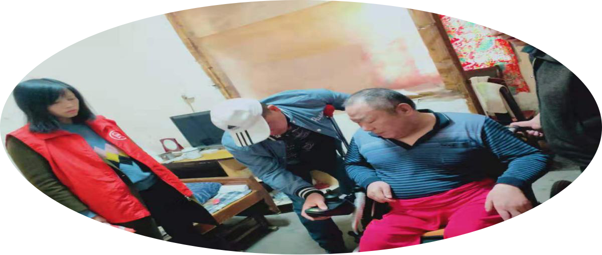 区残联组织温暖送轮椅活动