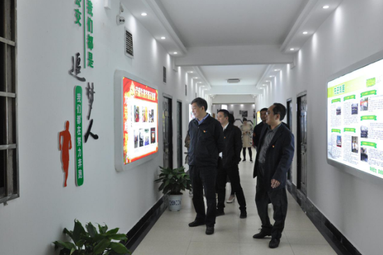 市国资委党委书记、主任吴晓光参观市公交公司党建文化宣传墙