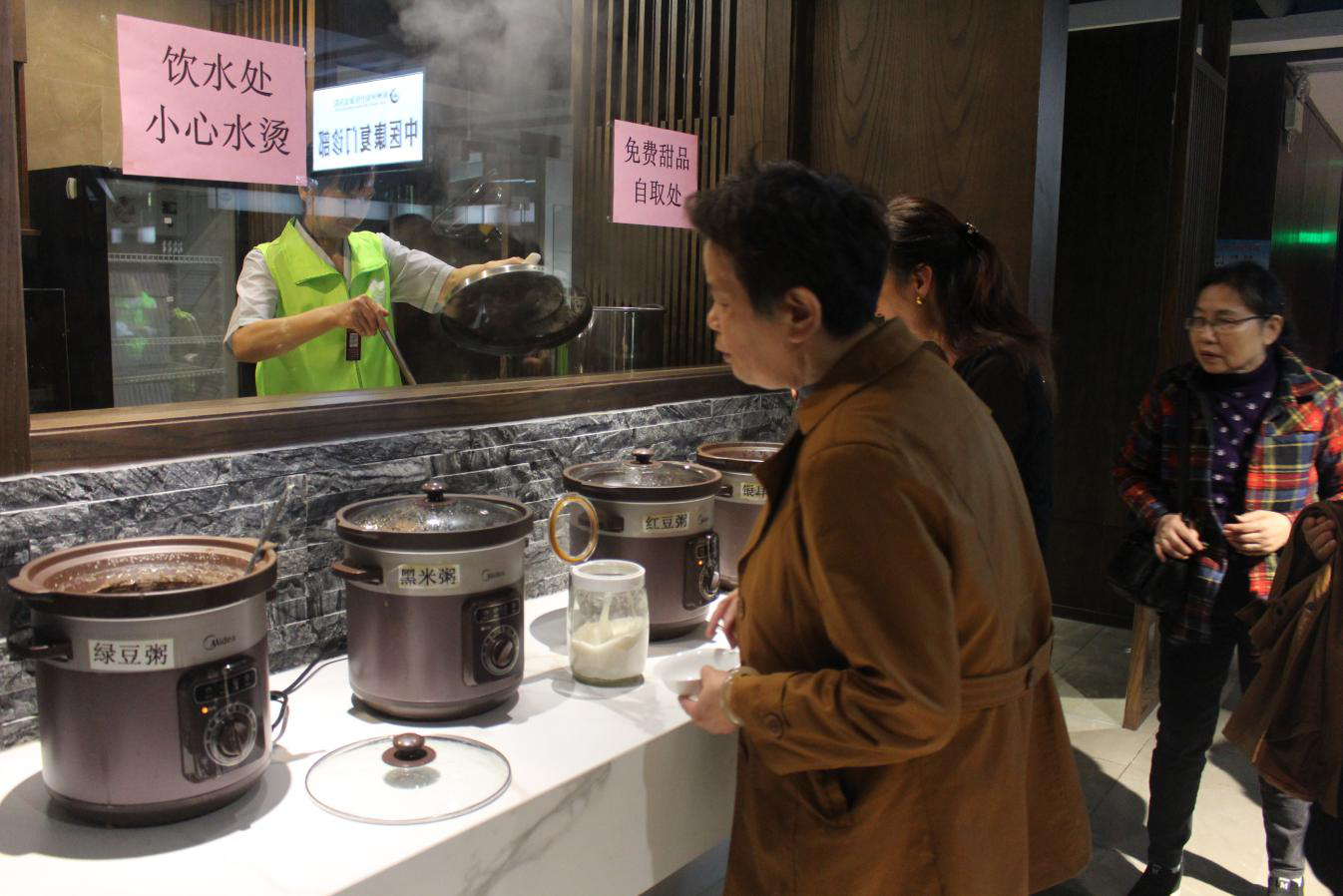 免费午餐、理发、按摩……天元区智慧养老免费体验活动送出多项贴心服务