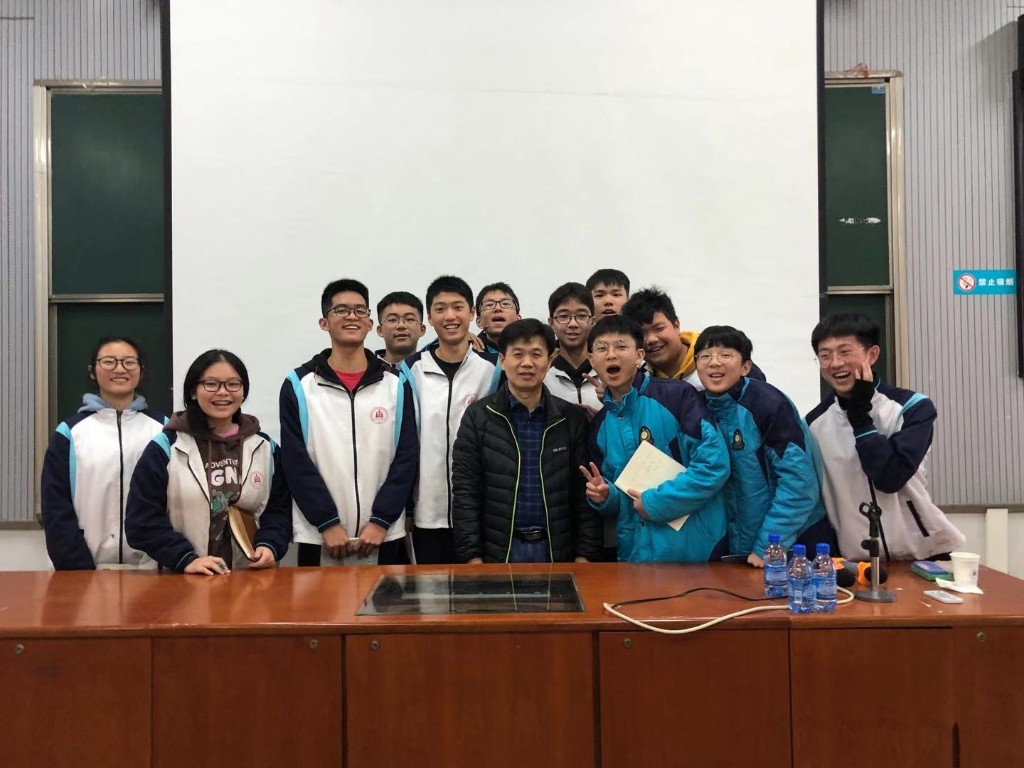 长江学者朱宗宏教授做客北师大株洲附校 带领高中生聆听宇宙的声音