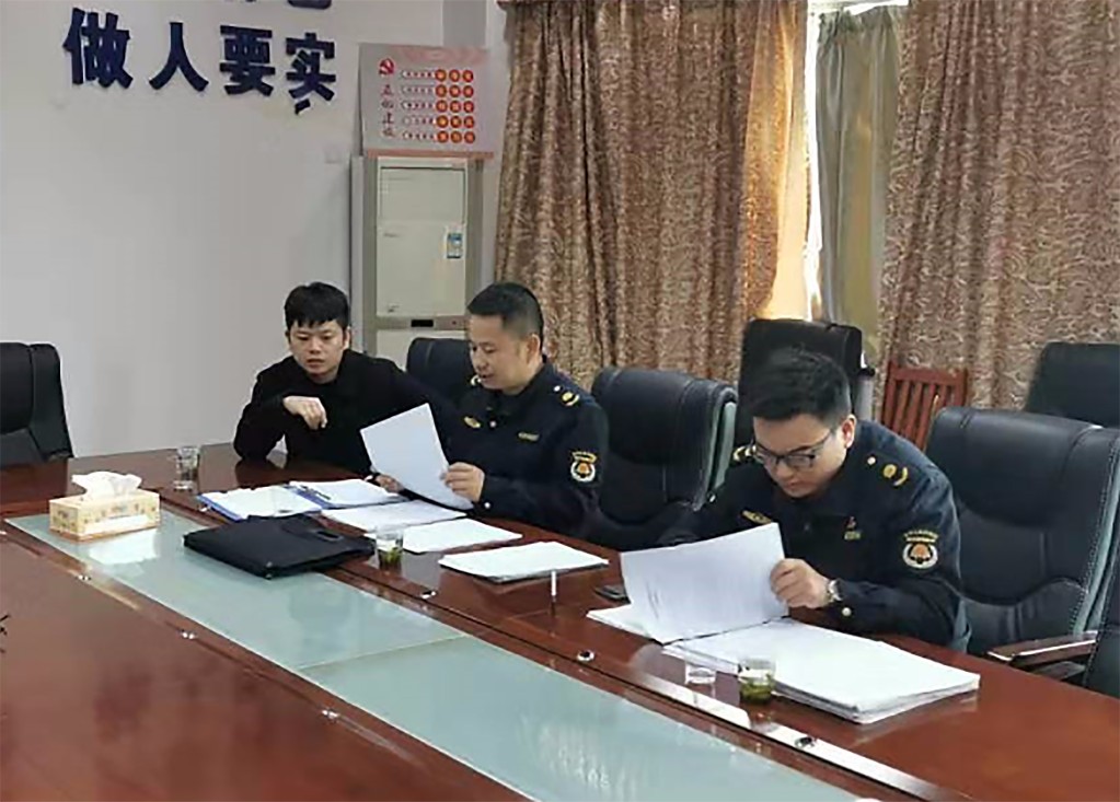 市城管支队开展扬尘污染工作台账检查考评