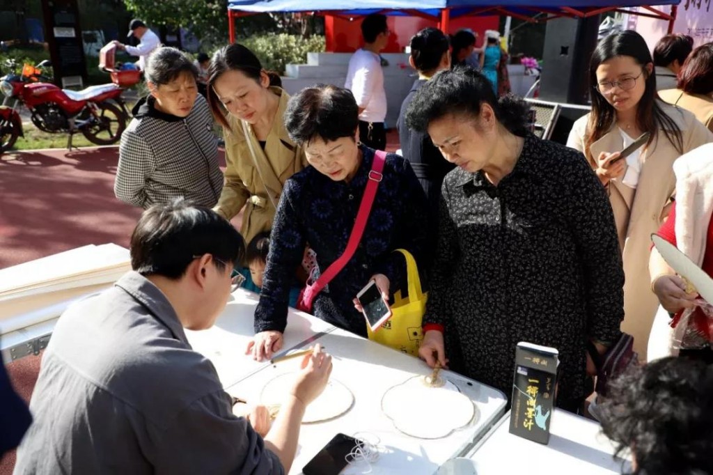 2019年天元区送戏、送书画下乡活动走进小湖塘社区！