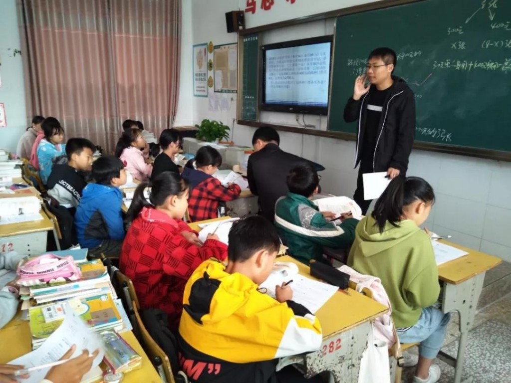 送教下乡显真情、结对共建促提升