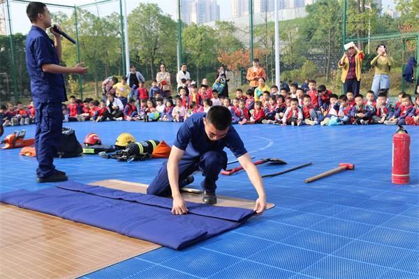 探秘栗雨消防中队 ——天元区火炬幼儿园参观消防队活动