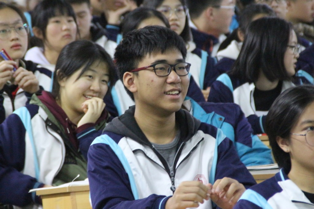 长江学者朱宗宏教授做客北师大株洲附校 带领高中生聆听宇宙的声音