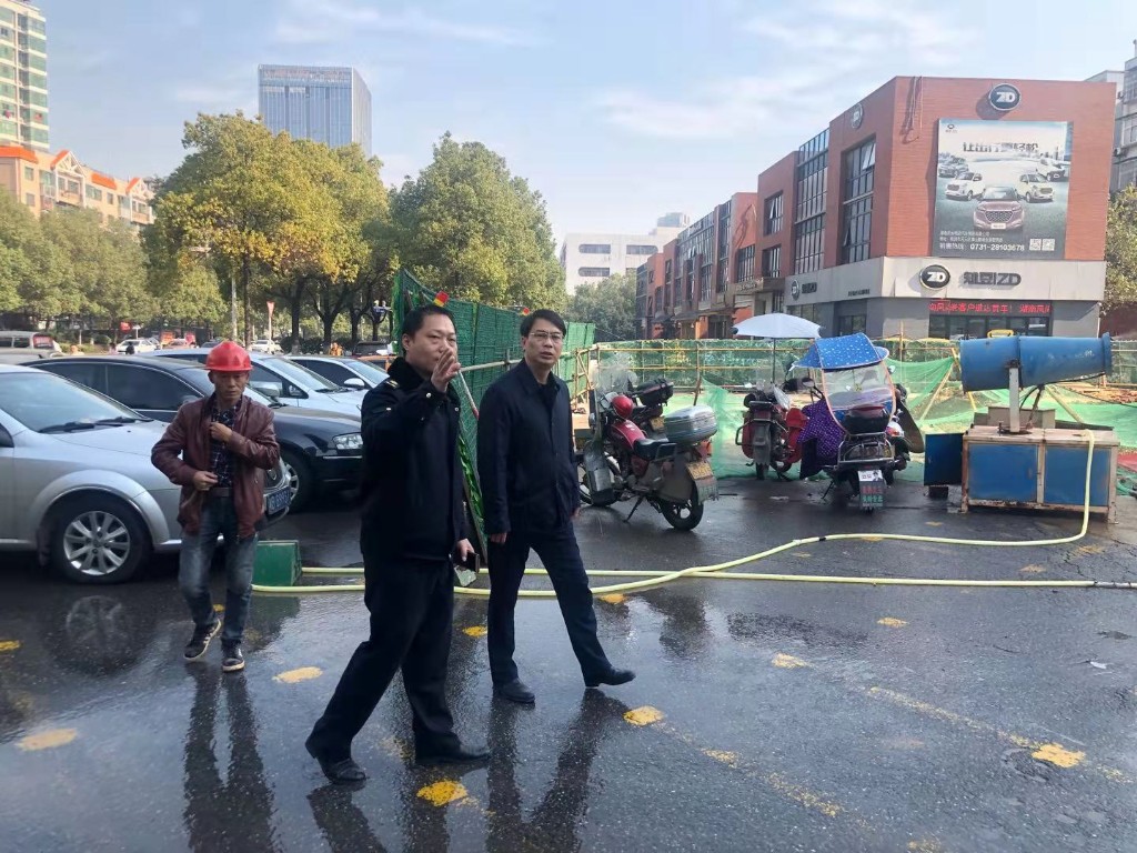 刘新华副区长督查工地六个百分百
