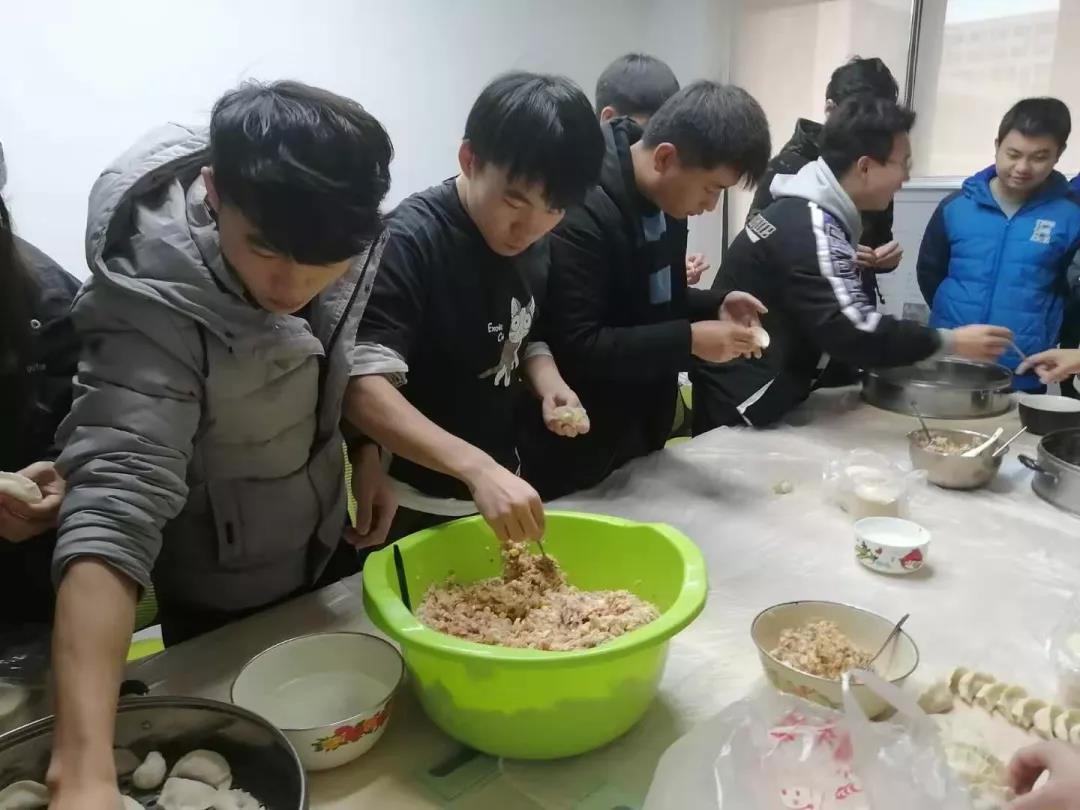 冬至天元区图书馆志愿者包饺子送温暖