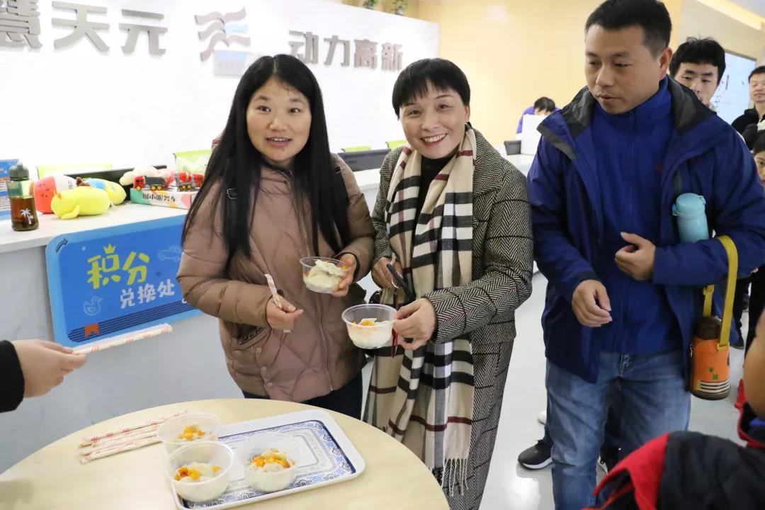 冬至天元区图书馆志愿者包饺子送温暖