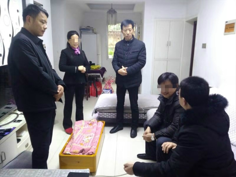 冒雨探望送关爱 促膝谈心解难题