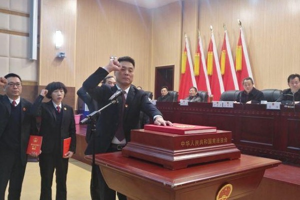 县十七届人大常委会第二十八次会议召开