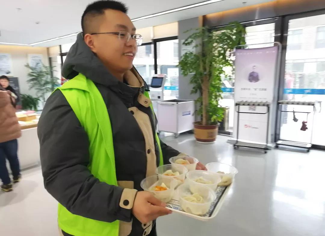 冬至天元区图书馆志愿者包饺子送温暖