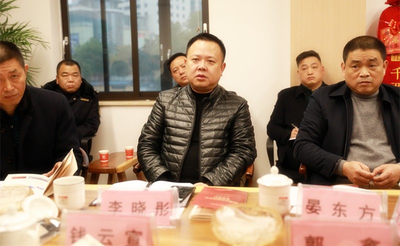 带着责任做服务  带着感情做服务 市城管局温暖企业在行动