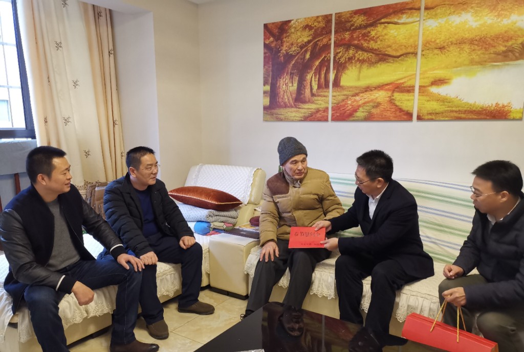 区总工会进社区，慰问一线困难劳模