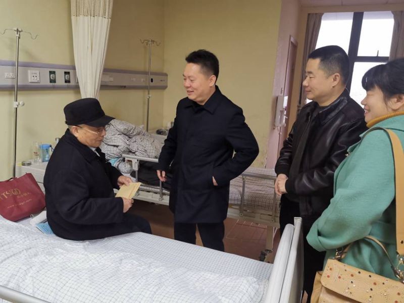 荷塘区委组织部走访慰问离退休老干部