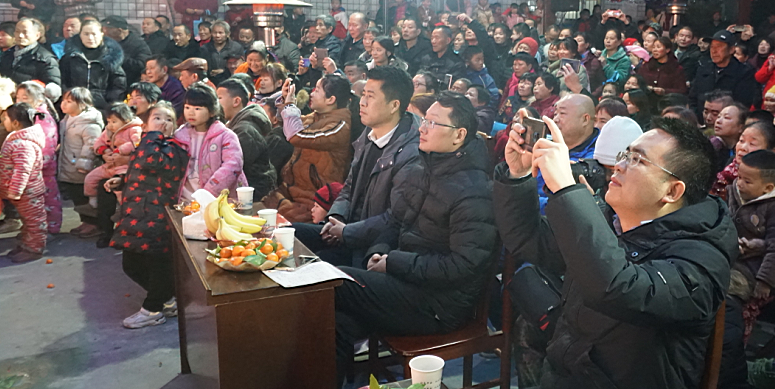 宋家桥街道龙洲村自办春晚迎新年