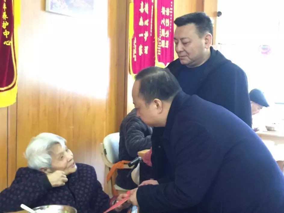 区长杨晓江节前走访慰问困难党员群众，督查安全生产工作