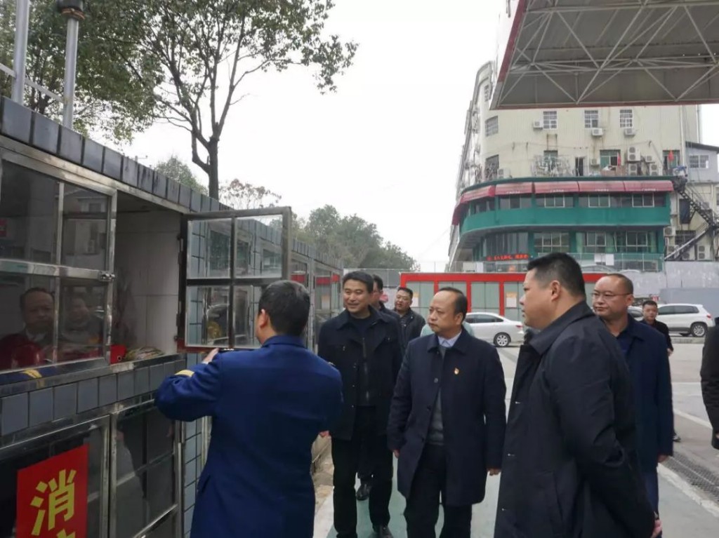 区长杨晓江节前走访慰问困难党员群众，督查安全生产工作