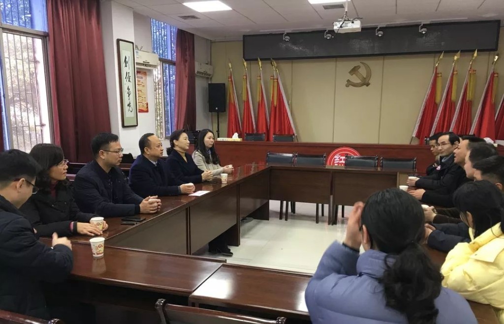 区长杨晓江节前走访慰问困难党员群众，督查安全生产工作