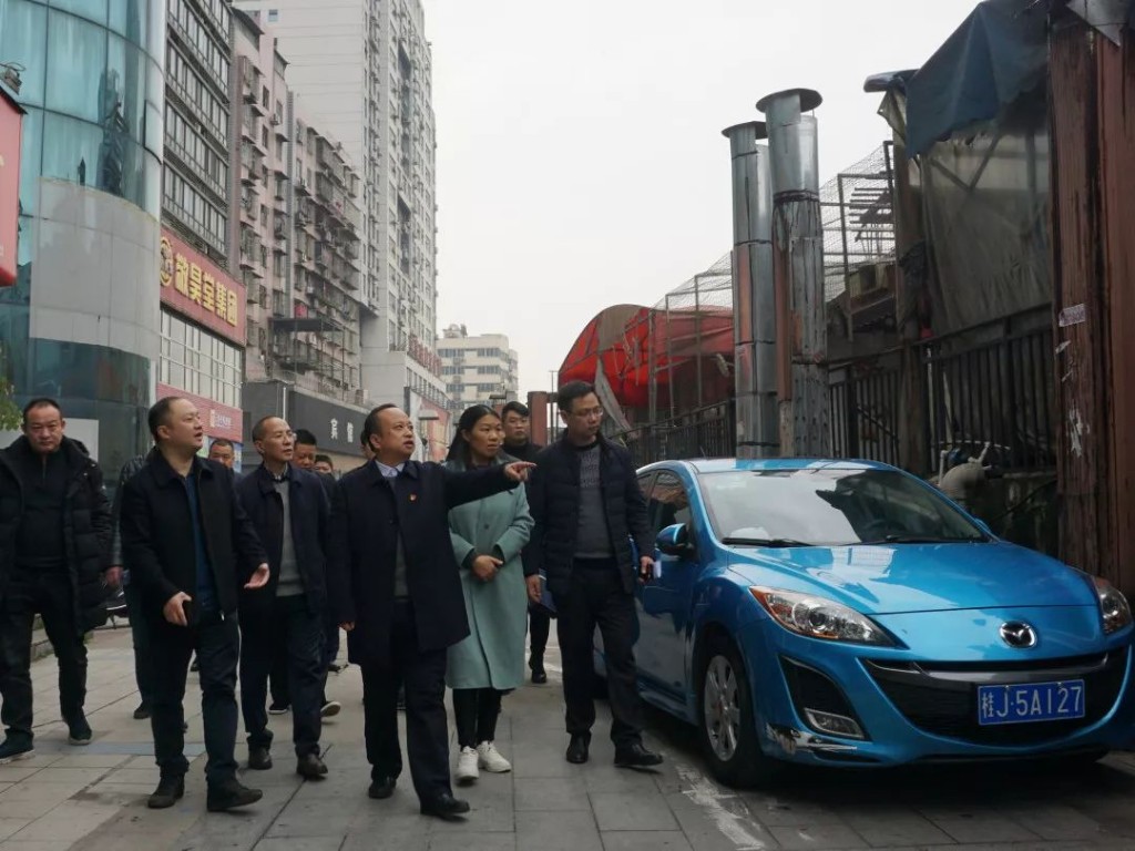 区长杨晓江节前走访慰问困难党员群众，督查安全生产工作