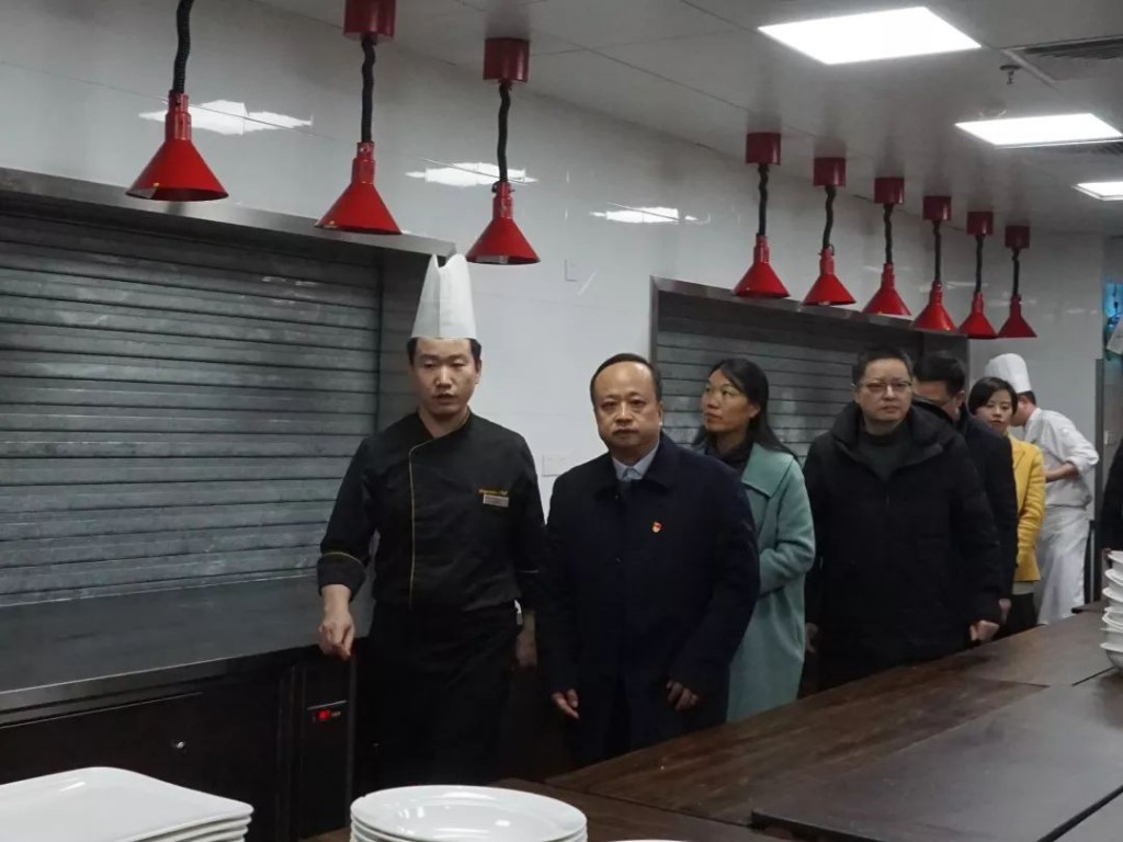 区长杨晓江节前走访慰问困难党员群众，督查安全生产工作