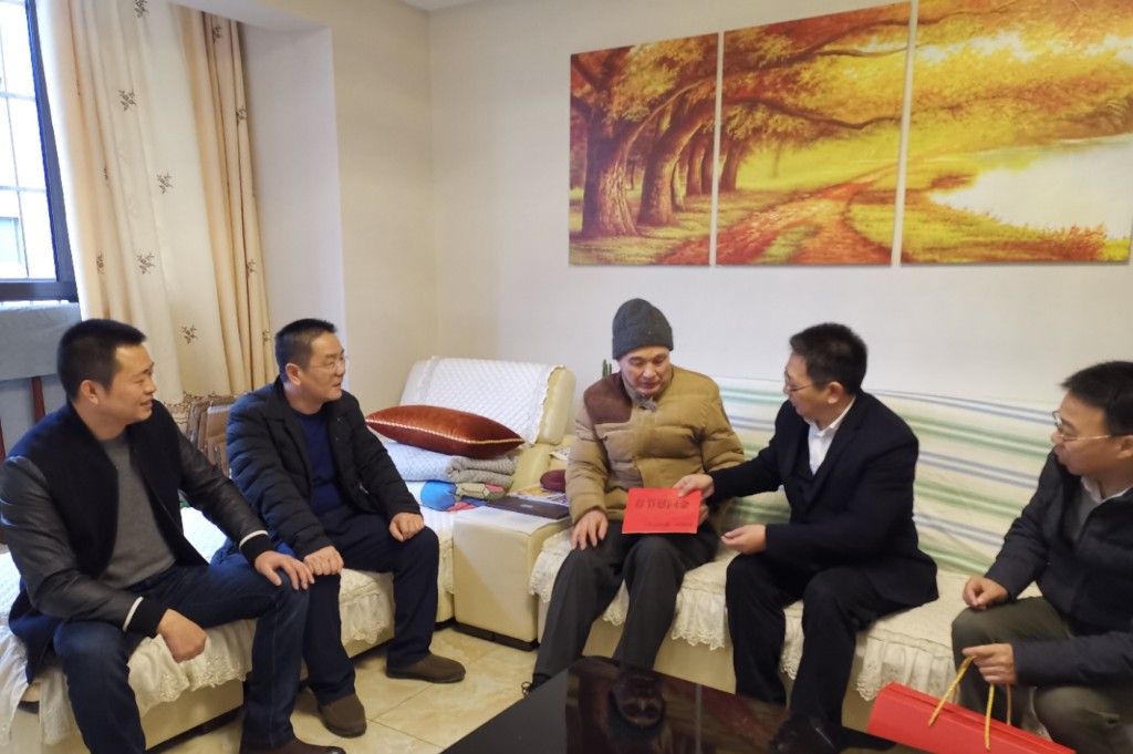 区总工会进社区，慰问一线困难劳模