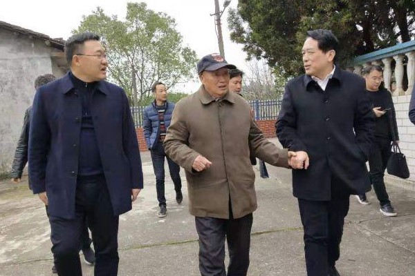 康月林走访慰问退休老干部、一线公安民警家属和困难群众