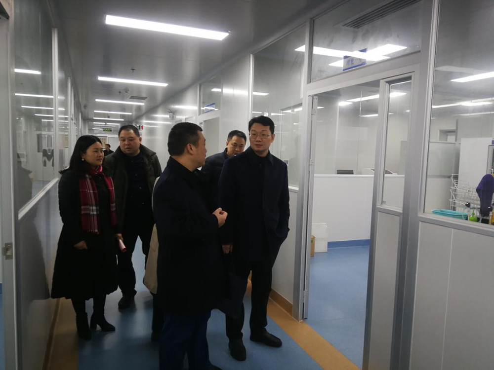 区领导到疾控中心视察工作