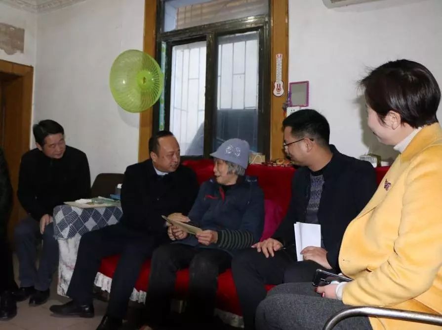 区长杨晓江节前走访慰问困难党员群众，督查安全生产工作