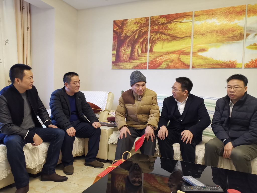 区总工会进社区，慰问一线困难劳模